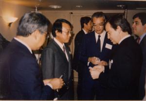 Registro da recepção ao presidente do Instituto Brasileiro de Café (IBC), o embaixador Jorio Dauster, ao Japão, um dos países asiáticos que mais exportavam o café brasileiro. Além de Jorio Dauster, aparecem na foto da esquerda para a direita: o senhor Ueshima filho, representando a Ueshima Coffe Company, Jorio Dauster, o embaixador brasileiro em Tóquio, Carlos Bueno e Paulo Sérgio Bozzi, então primeiro secretário e chefe do setor comercial da embaixada.